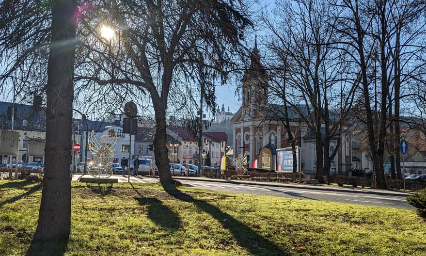 Rynek w Kalwarii Zebrzydowskiej, w tle wieże kościoła w Klasztorze oo. Bernardynów