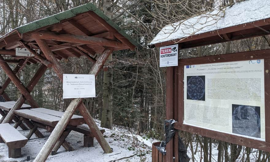 Wiata i parking przy czerwonym szlaku z Przełęczy Jaworzyce na Lubomir oraz pierwsza tablica ścieżki dydaktycznej "Wielcy astronomowie - znani i mniej znani