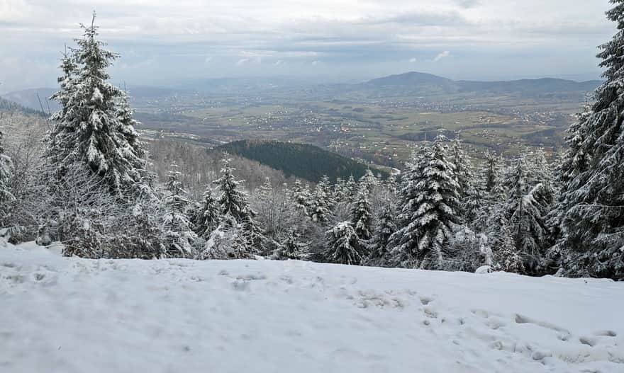 Punkt widokowy pod szczytem Lubomira w zimowej scenerii