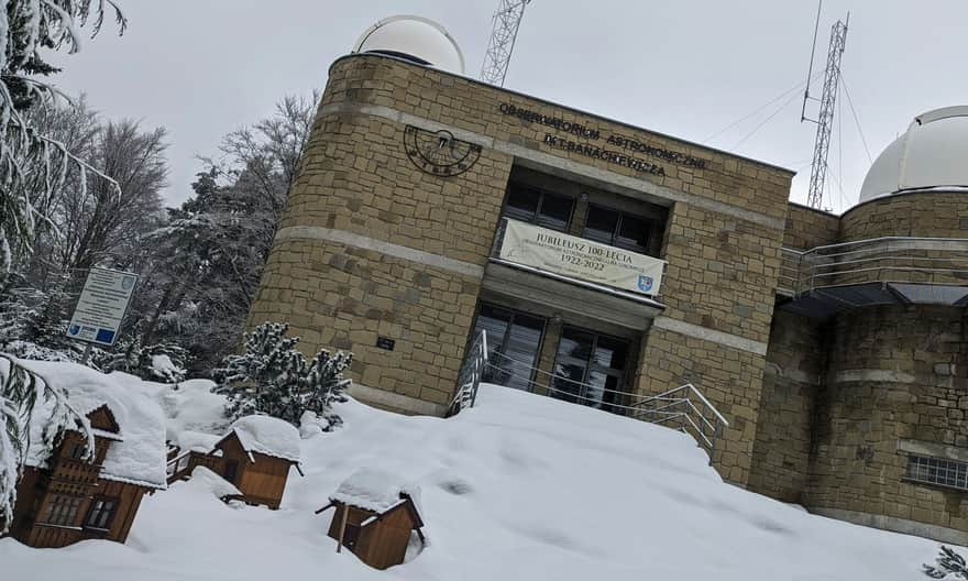 Miniatury zabudowań pierwszego obserwatorium astronomicznego na Lubomirze na terenie współczesego budynku