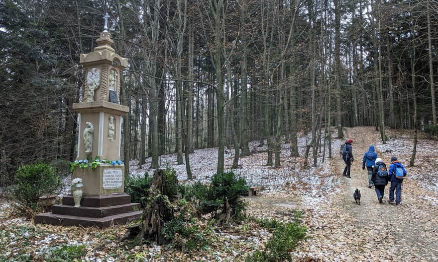 Niebieski szlak Grodzisko - Ciecień. Kapliczka na szlaku.