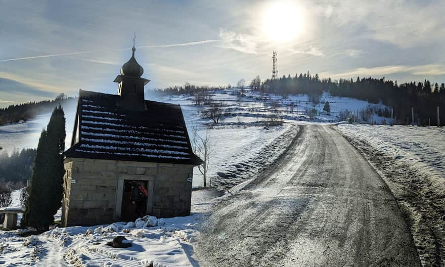 Koskowa Góra, 867 m n.p.m.: słynna "Koskowa Kapliczka" i maszt na szczycie Koskowej Góry