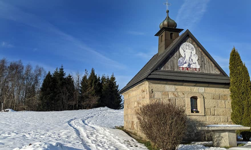 Kapliczka pod szczytem Koskowej Góry