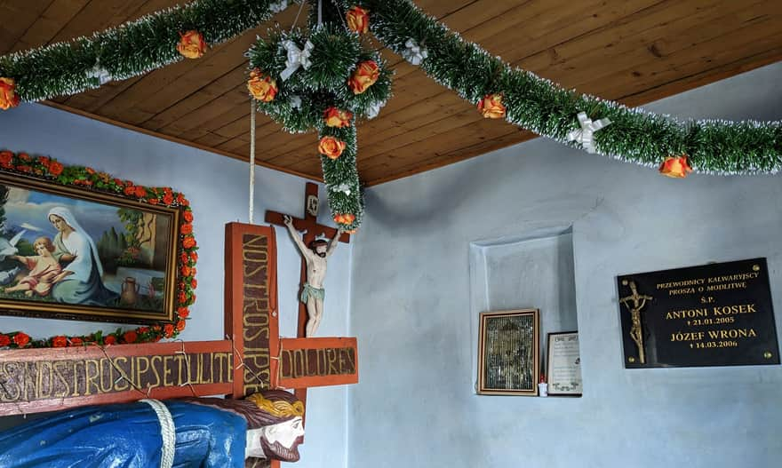 Interior of the chapel on Koskowa Góra: figure of Christ and commemorative plaque