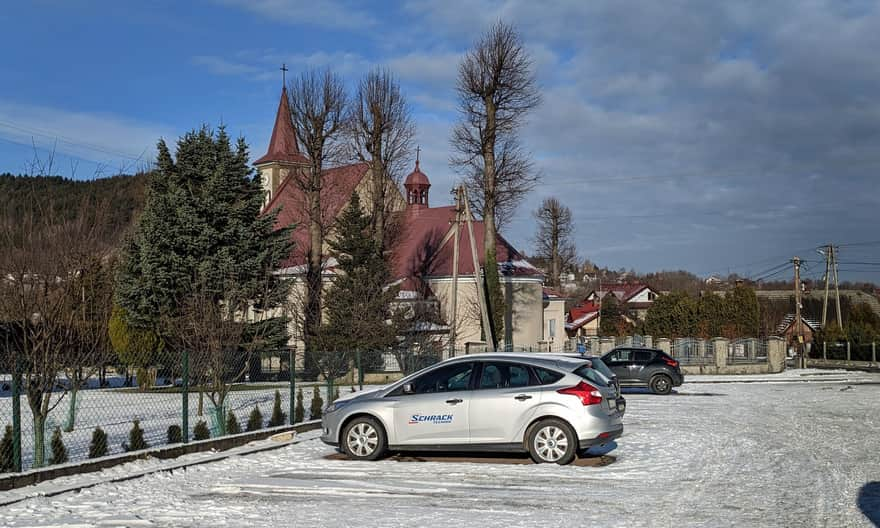 Targanice, duży bezpłatny parking przy żółtym szlaku