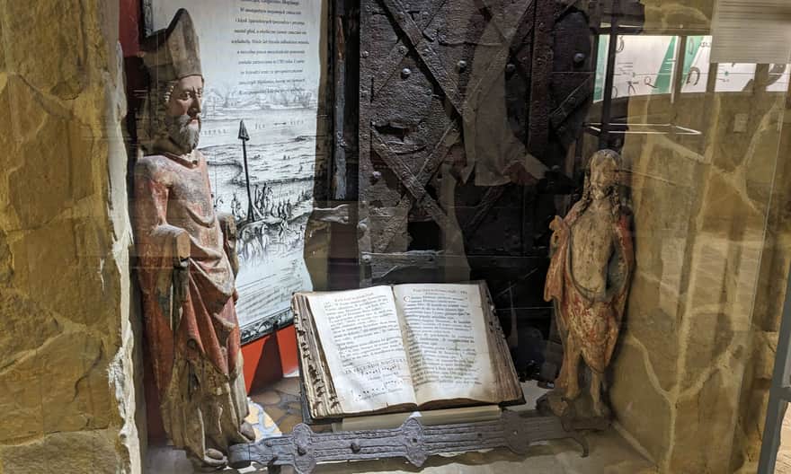 Muzeum Niepodległości w Myślenicach: statua Świętego Mikołaja pochodząca z kościoła w Pcimiu, koniec XIV w.