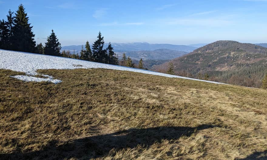 Widok z łąk na Małej Rycerzowej na północny-zachód: Beskid Śląski, Beskid Mały. Na pierwszym planie Muńcuł.