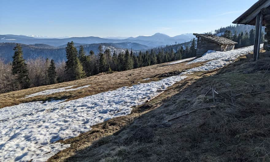 Widok z Małej Rycerzowej w stronę Słowacji: Niżne Tatry, Wielka i Mała Fatra