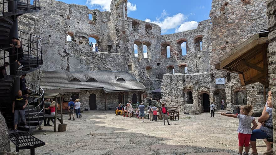 Ogrodzieniec Castle - courtyard