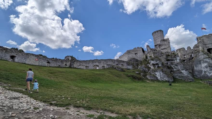 Zamek Ogrodzieniec - teren podzamcza