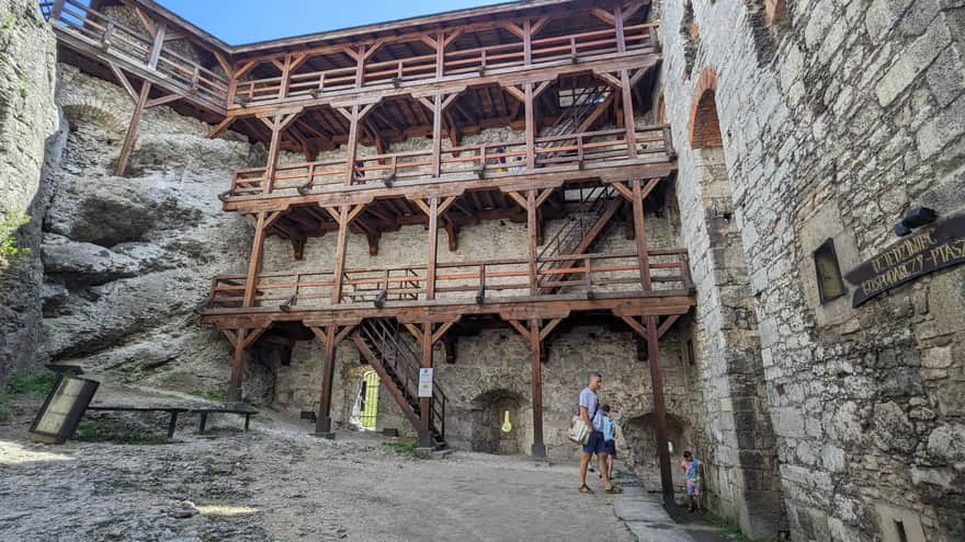 Ogrodzieniec Castle - economic courtyard