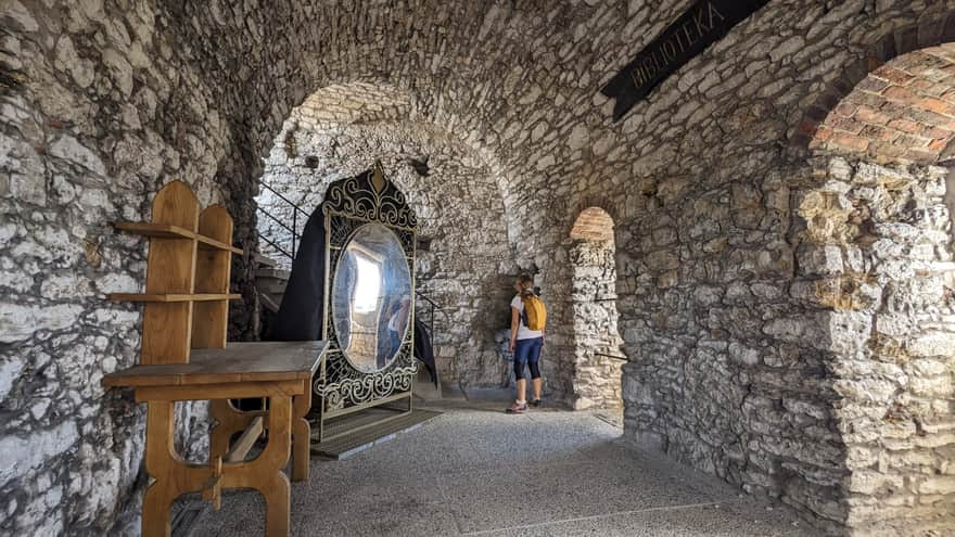 Ogrodzieniec Castle - library