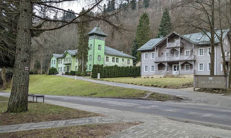 Zabytkowe drewniane wille na początku Doliny Czarnego Potoku w Rymanowie-Zdroju