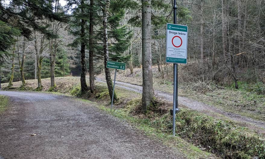 Rozejście dróg w Dolinie Czarnego Potoku - czerwony szlak odbija w prawo w kierunku Wołtuszowej