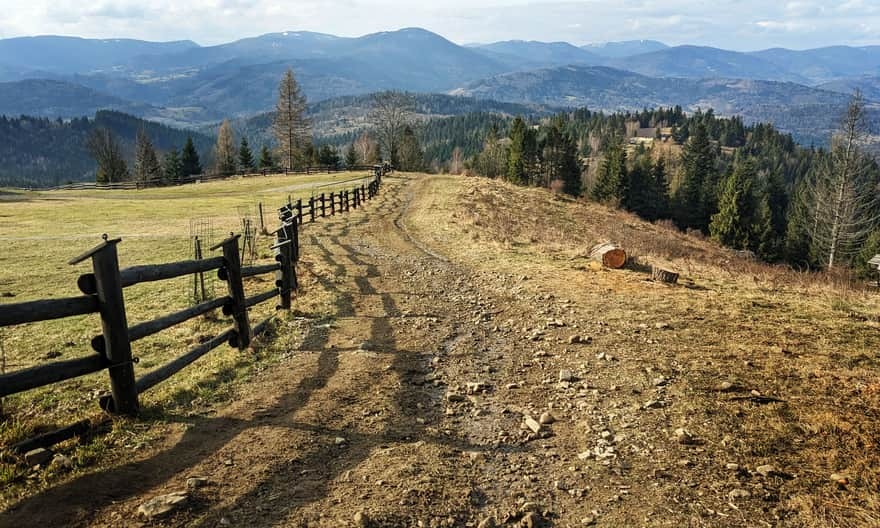 Yellow trail Rajcza - Redykalny Wierch - Romanka. View from Zapolanka