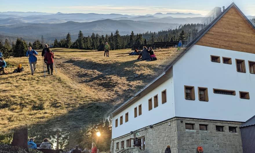 Widok z Hali Rysianka i Schronisko PTTK na Hali Lipowskiej pod Lipowskim Wierchem