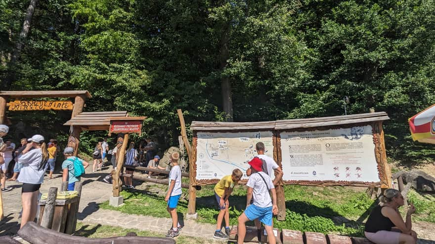 Wejście do rezerwatu Skamieniałe Miasto - główny parking