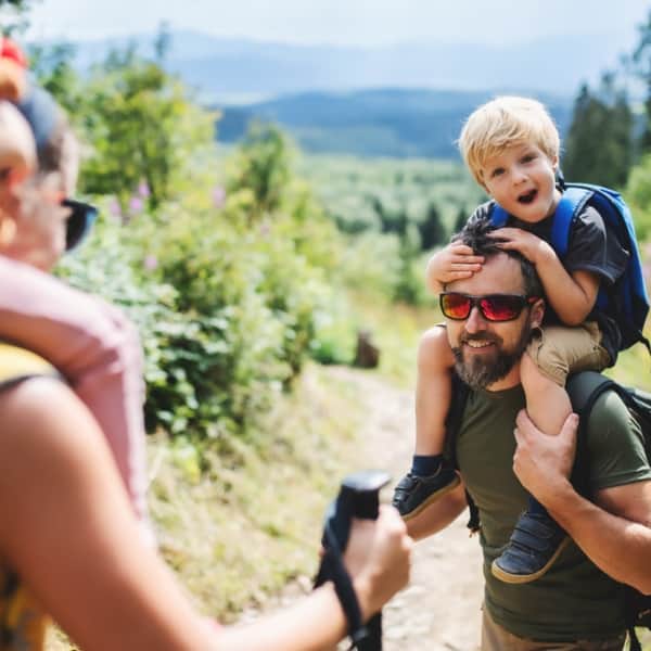 Rodzinny wyjazd z dziećmi w góry: praktyczna lista rzeczy niezbędnych na szlaku! Co zabrać latem, a co zimą dla komfortu i bezpieczeństwa rodziny?