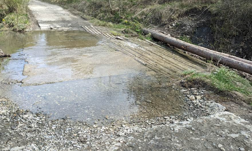 Jedne z dwóch brodów po drodze z Izb do Bielicznej