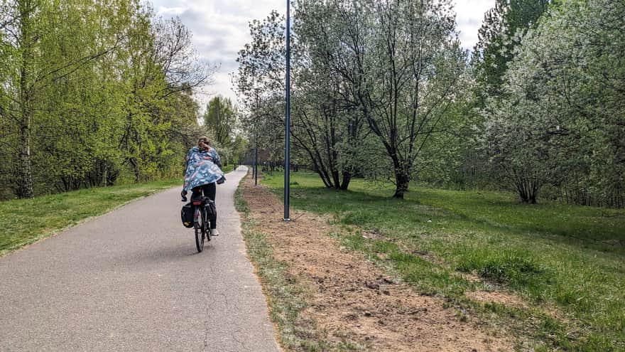Asfaltowa ścieżka pieszo-rowerowa wokół zbiornika Pogoria III w Dąbrowie Górniczej