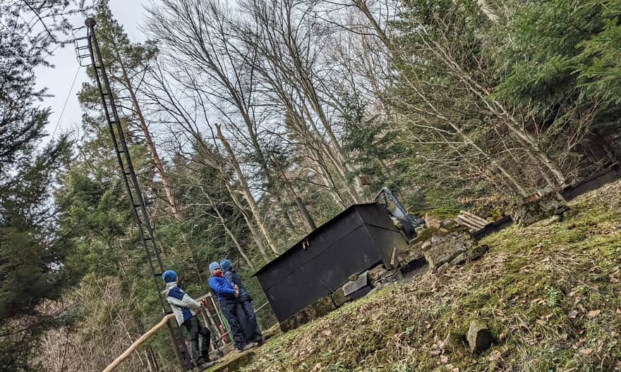 Czerwony szlak Rymanów - Iwonicz. Pozostałości instalacji do wydobycia ropy naftowej.