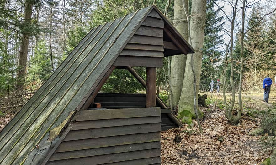 Red Trail Rymanów - Iwonicz. Shelter at the descent to Iwonicz