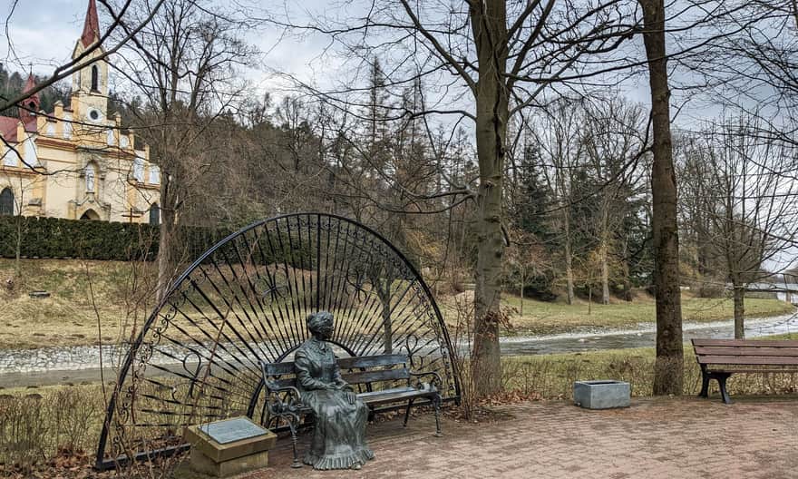 Rymanów-Zdrój. Pomnik - ławeczka Anny Potockiej w Parku Zdrojowym nad rzeką Tabor.