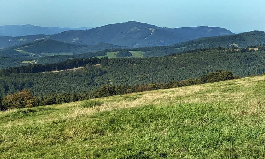 Wielka i Mała Czantoria z Hali Jaworowej (widoczna "przecinka" kolejki krzesełkowej)