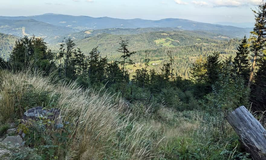 Widok z drogi dojściowej do schroniska na Stożku Wielkim