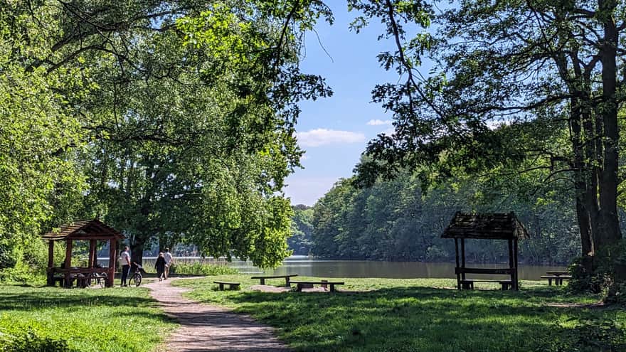 Wiaty piknikowe i miejsca na ognisko przy jeziorze Głębokim