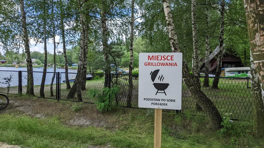 Wyznaczone miejsce do grillowania nad zalewem Sosina w Jaworznie