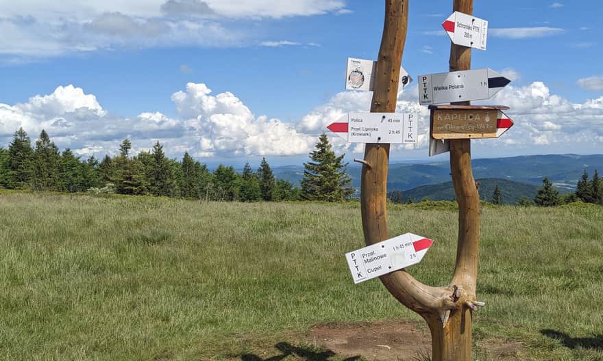 Kucałowa Pass: intersection of black, green, blue, and red trails