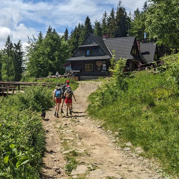 Schronisko PTTK na Hali Krupowej - szlaki, widoki, ciekawostki