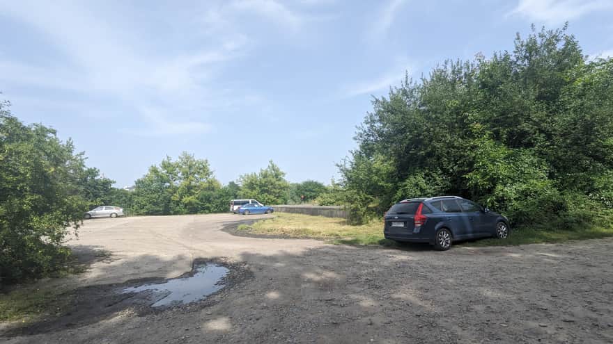 Większy parking znajduje się tuż przy estakadzie, wjazd od ul. Żołnierskiej