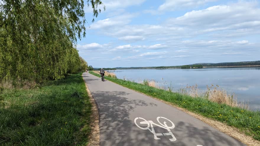 Walking and biking path along Pogoria IV