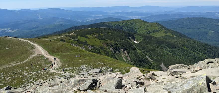 Widok z Diablaka na zachód: Mała Babia Góra a za nią stoki Pilska, Rysianka, Romanka. Na ostatnim planie Beskid Śląski