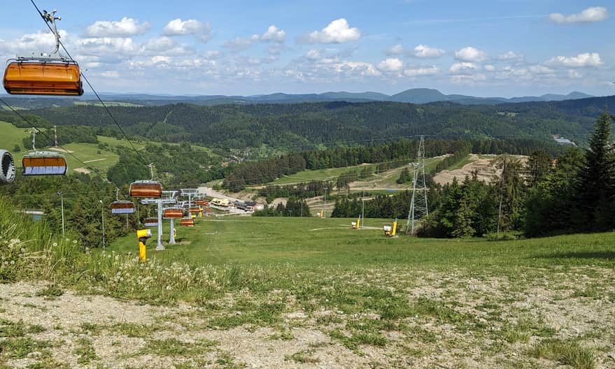 Widok na Beskid Niski z łąk na Słotwinach