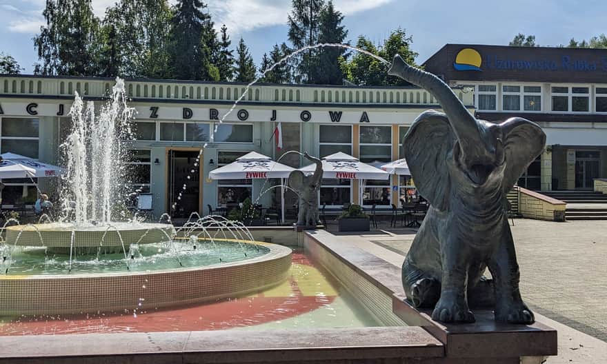 Rabka-Zdrój. Fontanna ze Słoniami, w tle Restauracja Zdrojowa