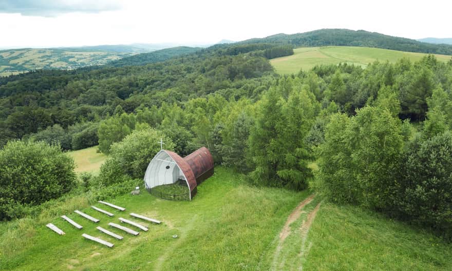 Widok z platformy widokowej na krzyżu na Grzywackiej Górze