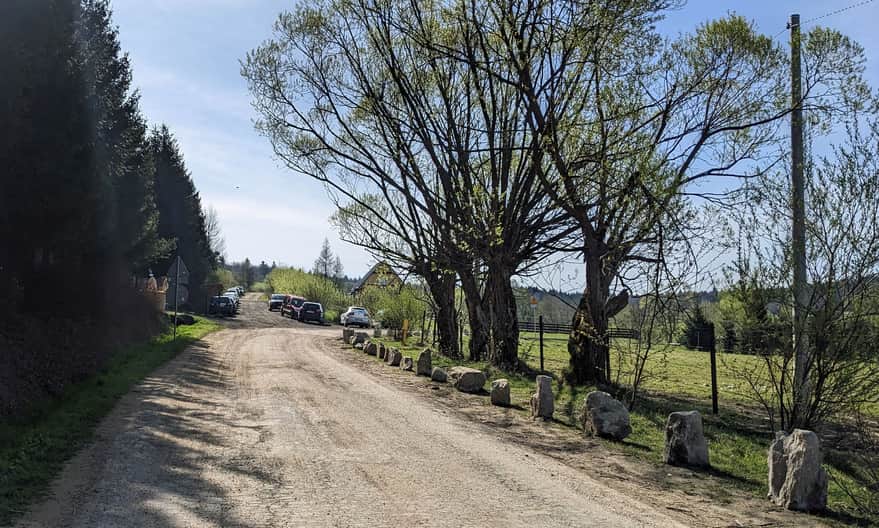 "Dziki parking" w Izbach na końcu drogi asfaltowej