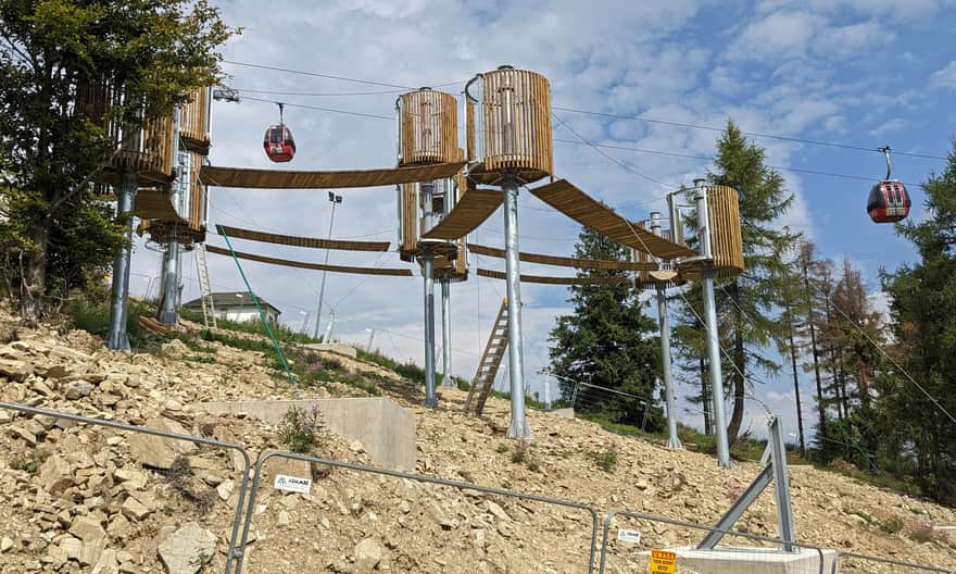 Park linowy na Jaworzynie Krynickiej w budowie - sierpień 2024 r.