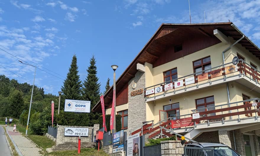 Czerwony szlak z Krynicy-Zdroju na Jaworzynę Krynicką. Stacja GORP przy ul. Halnej