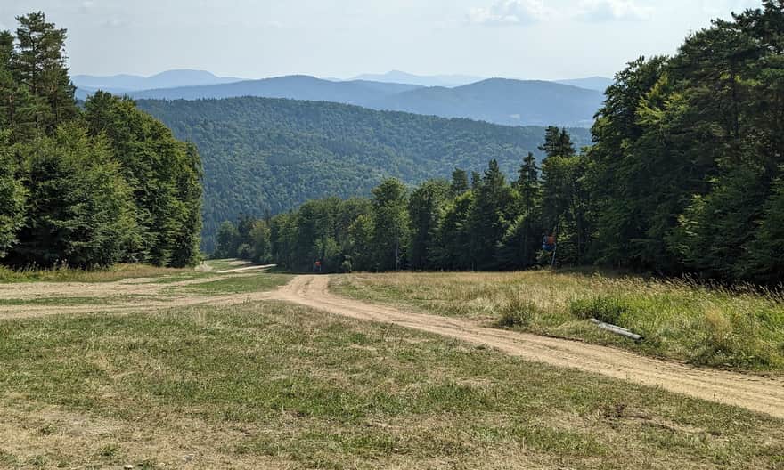 Czerwony szlak z Krynicy-Zdroju na Jaworzynę Krynicką. Widok na Lackową i Busov - najwyższe szczyty Beskidu Niskiego
