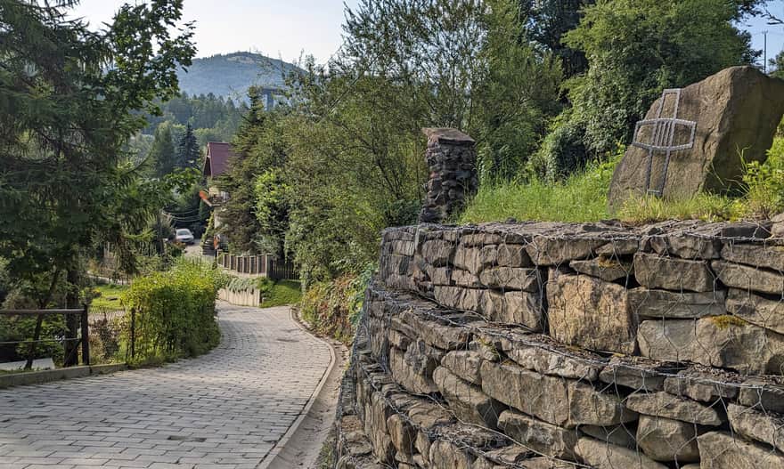 Żółty szlak Szczawnica - Bryjarka - Bereśnik. Ul. Języki i jedna z pierwszych stacji drogi krzyżowej.
