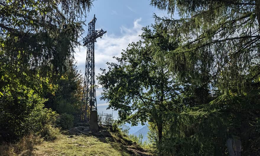 Żółty szlak Szczawnica - Bereśnik. Krzyż milenijny na szczycie Bryjarki.