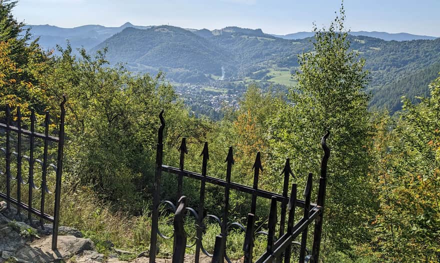 Żółty szlak Szczawnica - Bereśnik. Widok spod krzyża na Bryjarce.