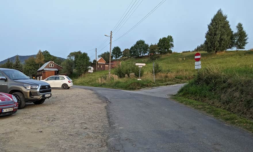 Parking w Woli Kroguleckiej - w prawo, tam gdzie zakaz wjazdu znajduje się dojście do "ślimaka"