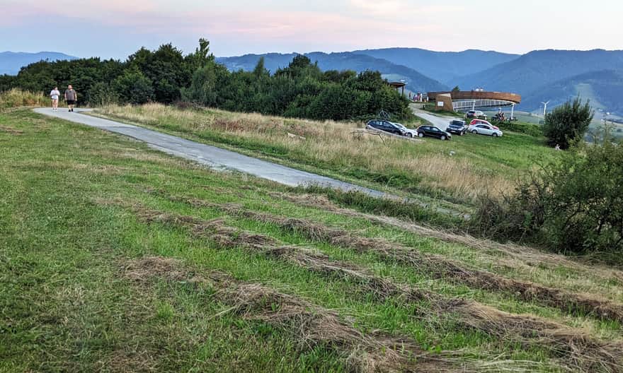Parking tuż przy ślimaku - można tu dojechać w dni powszednie.