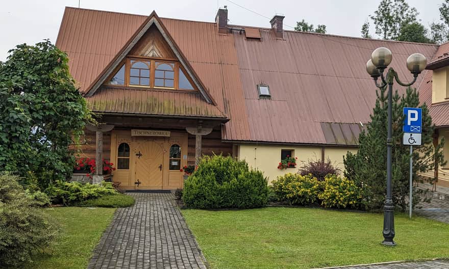 Dom Pamięci ks. Józefa Tischnera przy niebieskim szlaku w Łopusznej