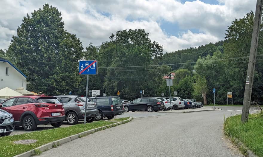 Parking in Bystra by the Red Trail